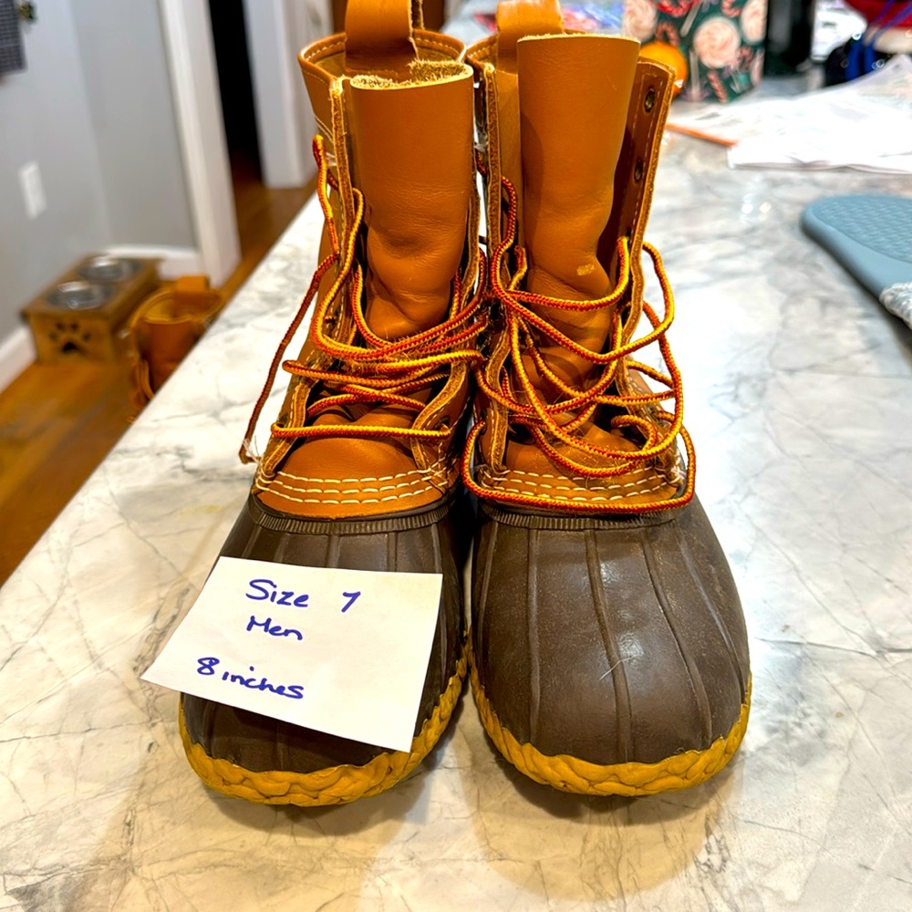 Llbean Duck boots. Men’s size  7 , 8 inches like new.